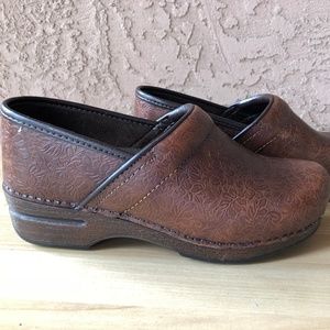 Dansko Pro XP Brown Embossed Clogs, size 38